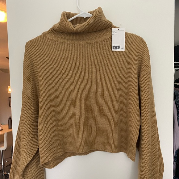 H&M women’s crop turtleneck NWT - Picture 2 of 3
